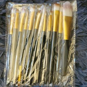 Makeup brushes 2 sets available in black or pink